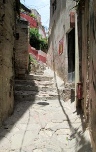 Guanajuato -- staircase between bldgs