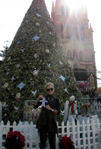 Flat Stanley and me by the Xmas tree in front of the Parroquia church, el centro