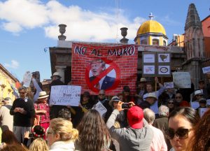 Demonstrators holding up "No Al Muro" (No to the Wall) banner in SMA yesterday